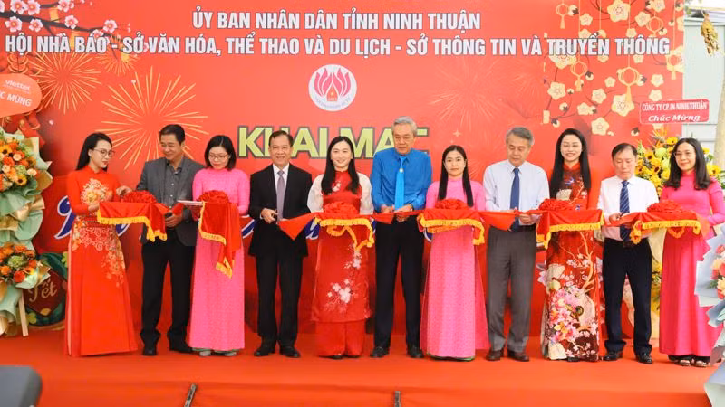 Lãnh đạo tỉnh Ninh Thuận và ban tổ chức cắt băng khai mạc Hội báo Xuân Ất Tỵ năm 2025. (Ảnh: NGUYỄN TRUNG)