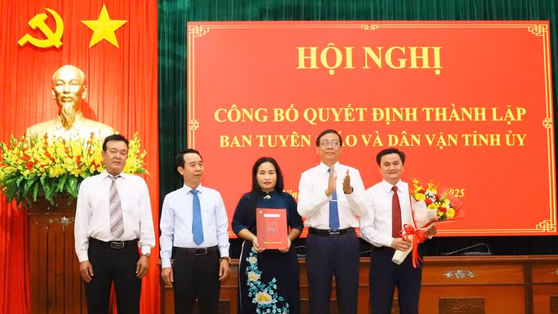 Bí thư Tỉnh ủy Ninh Thuận Nguyễn Đức Thanh trao quyết định hợp nhất Ban Tuyên giáo và Dân vận Tỉnh ủy. (Ảnh: NGUYỄN TRUNG)
