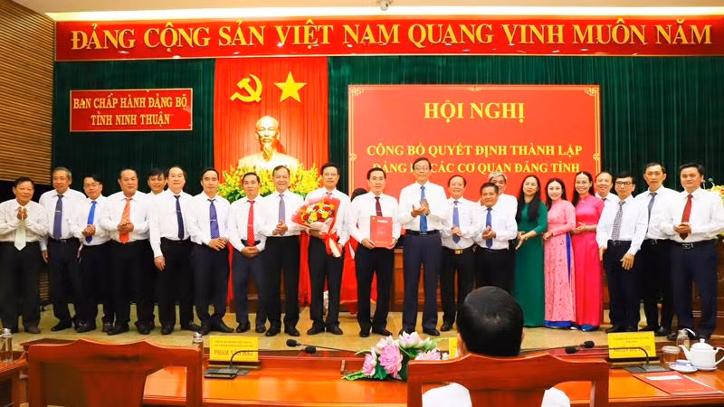 Bí thư Tỉnh ủy Ninh Thuận Nguyễn Đức Thanh trao quyết định thành lập thành lập Đảng bộ các cơ quan Đảng tỉnh Ninh Thuận nhiệm kỳ 2020-2025. (Ảnh: NGUYỄN TRUNG)