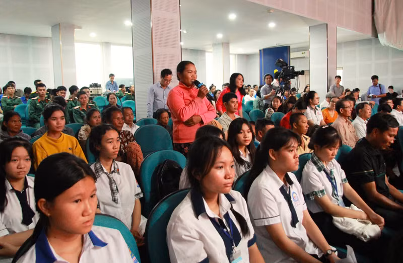 Chị Katơ Thị Nguyệt ở thôn Suối Giếng, xã Công Hải, huyện Thuận Bắc, chia sẻ tại diễn đàn với nguyện vọng được hỗ trợ xây một căn nhà để có chỗ ở ổn định, có điều kiện cải thiện đời sống. (Ảnh: NGUYỄN TRUNG)