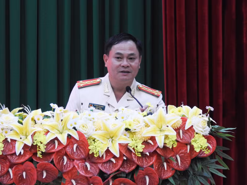 Đại tá Huỳnh Tấn Hạnh, Giám đốc Công an tỉnh Ninh Thuận báo cáo hoạt động của toàn lực lượng Công an tỉnh Ninh Thuận trong 6 tháng đầu năm 2024 với Phó Chủ tịch nước Võ Thị Ánh Xuân. (Ảnh: NGUYỄN TRUNG)