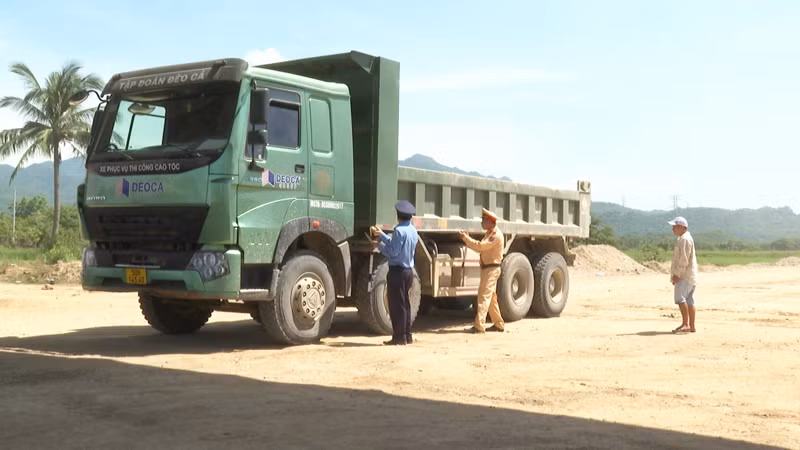 Thực hiện nghiệp vụ đo đạc để phát hiện tình trạng cơi nới thùng xe ô-ô tải