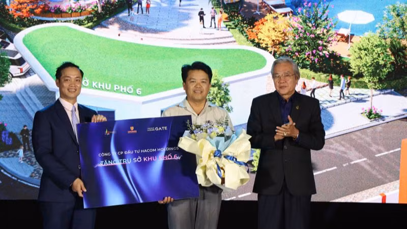 Công ty cổ phần Đầu tư Hacom Holdings trao tặng cho Ủy ban nhân dân phường Mỹ Bình một trụ sở được xây dựng trong khuôn viên của công viên Quảng trường ánh sáng để là nơi làm việc, họp mặt, sinh hoạt chung của Ban quản lý và người dân khu phố 6 (Ảnh: NGUYỄN TRUNG)