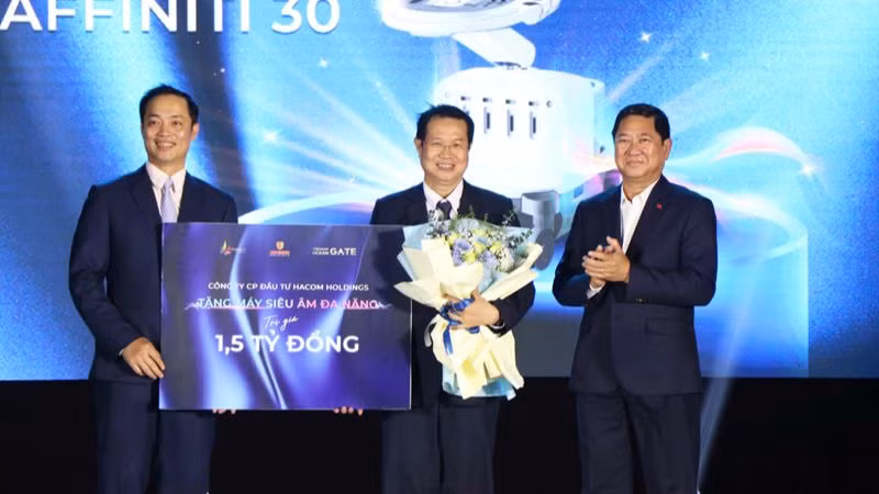 Công ty cổ phần Đầu tư Hacom Holdings tặng máy siêu âm đa cho Bệnh viện Đa khoa tỉnh Ninh Thuận (Ảnh: NGUYỄN TRUNG)