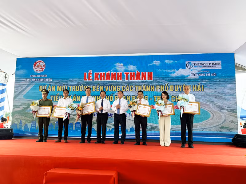 Chủ tịch Ủy ban nhân dân tỉnh Ninh Thuận Trần Quốc Nam trao Bằng khen của Ủy ban nhân dân tỉnh cho các tập thể và cá nhân có nhiều đóng góp vào sự thành công của dự án. (Ảnh: NGUYỄN TRUNG)