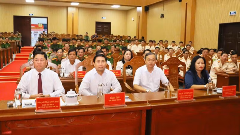 Lãnh đạo tỉnh và các đồng chí trong Ban Thường vụ Tỉnh ủy Ninh Thuận dự buổi lễ. (Ảnh: NGUYỄN TRUNG) Lãnh đạo tỉnh và các đồng chí trong Ban Thường vụ Tỉnh ủy Ninh Thuận dự buổi lễ. (Ảnh: NGUYỄN TRUNG)