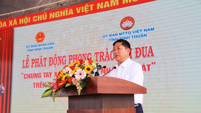 Chủ tịch Ủy ban nhân dân tỉnh Ninh Thuận Trần Quốc Nam phát biểu tại buổi lễ. (Ảnh: NGUYỄN TRUNG)