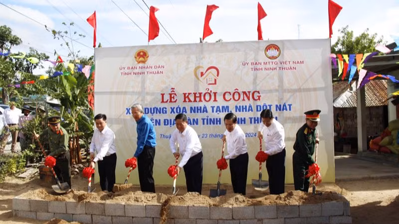 Các đồng chí lãnh đạo tỉnh Ninh Thuận thực hiện nghi thức khởi công xây dựng nhà ở cho hộ ông Mai Bá ở thôn Đá Liệt, xã Phước Kháng, huyện Thuận Bắc. (Ảnh: NGUYỄN TRUNG)