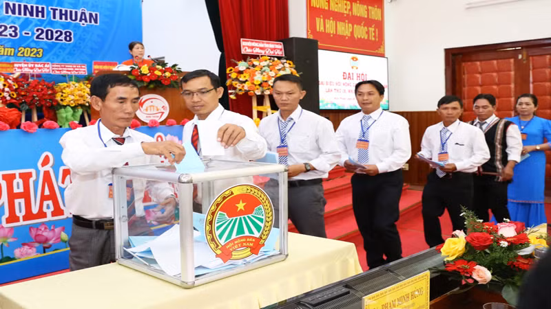 Đại biểu bỏ phiếu bầu Ban Chấp hành khóa 9.