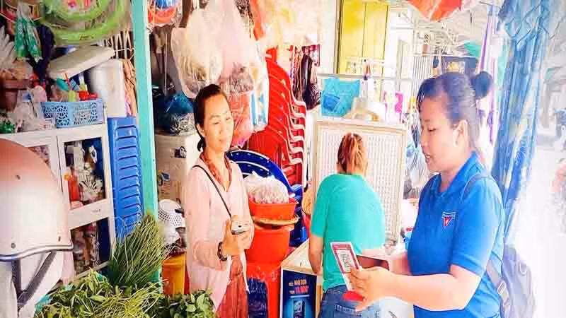 Đoàn viên thanh niên huyện Bác Ái (Ninh Thuận) ra quân hỗ trợ đối tượng mua bán nhỏ ở nông thôn cách sử dụng phương pháp thanh toán không dùng tiền mặt (Ảnh: NGUYỄN TRUNG)