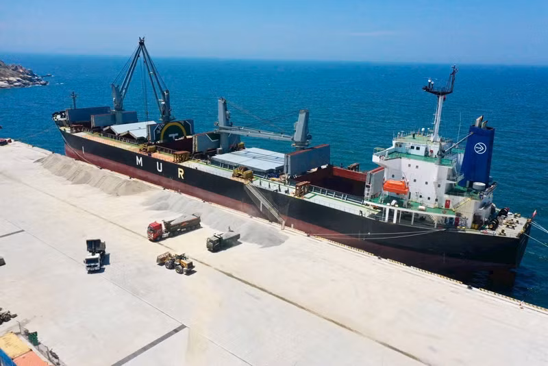 Cảng biển tổng hợp Cà Ná giai đoạn 1 đã xây dựng hoàn thành và đã đón tàu có trọng tải lớn hơn 50.000 tấn cập cảng bốc hàng hóa xuất khẩu sang Singapore trong tháng 8/2024. (Ảnh: NGUYỄN TRUNG)