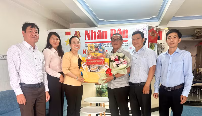 Bí thư Thành ủy thành phố Phan Rang-Tháp Chàm (Ninh Thuận) Châu Thanh Hà và Đoàn công tác tặng hoa chúc mừng Văn phòng đại diện Báo Nhân Dân tại Ninh Thuận.