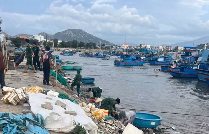 Lực lượng bộ đội địa phương tham gia thu gom rác thải tại khu vực kè đầm Nại, thị trấn Khánh Hải, huyện Ninh Hải, tỉnh Ninh Thuận. (Ảnh: NGUYỄN TRUNG)