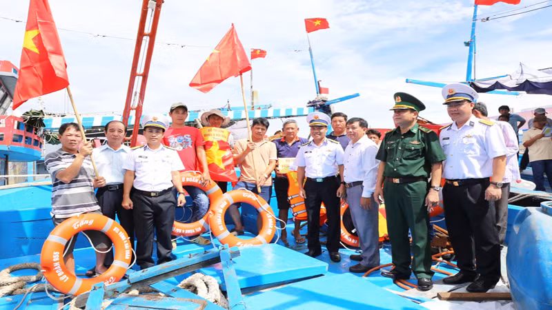 Ngư dân phường Đông Hải, thành phố Phan Rang-Tháp Chàm giương cờ Tổ quốc trên các tàu chuẩn bị ra khơi khai thác hải sản và góp phần khẳng định chủ quyền biển, đảo của Tổ quốc.