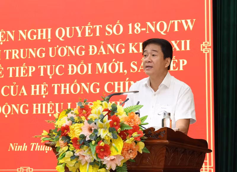 Phó Chủ tịch Ủy ban nhân dân tỉnh Ninh Thuận Nguyễn Long Biên phát biểu tại hội nghị. (Ảnh: NGUYỄN TRUNG)