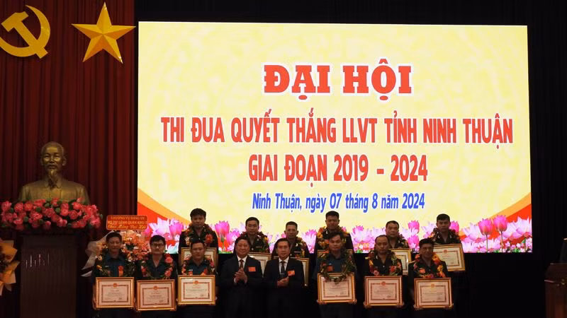 Lãnh đạo tỉnh Ninh Thuận trao bằng khen của Ủy ban nhân dân tỉnh tặng cho 12 tập thể tiêu biểu, xuất sắc trong Phong trào Thi đua quyết thắng giai đoạn 2019-2024