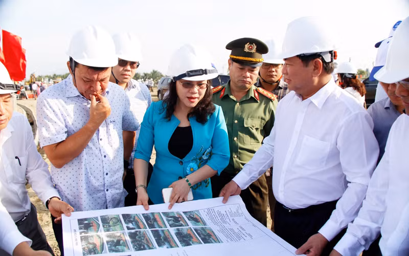 Lãnh đạo Ủy ban nhân dân tỉnh Ninh Thuận và thành phố Phan Rang-Tháp Chàm cùng lãnh đạo các sở, ngành tham khảo thiết kế các hạng mục đã hoàn thành và các hạng mục tiếp tục thi công để hoàn thành toàn dự án vào tháng 6/2024.