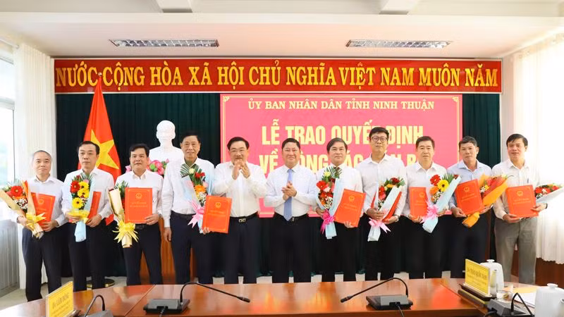 Lãnh đạo Ủy ban nhân dân tỉnh Ninh Thuận trao quyết định bổ nhiệm chức vụ lãnh đạo chủ chốt sau khi hợp nhất các sở, ngành cho những cán bộ được bổ nhiệm. (Ảnh: NGUYỄN TRUNG)
