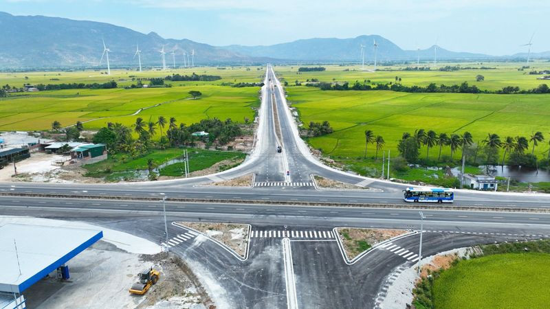 Điểm giao nhau giữa đường tỉnh lộ 702, huyện Ninh Hải với quốc lộ 1 tại lý trình Km1543+930, xã Bắc Phong, huyện Thuận Bắc thuộc dự án đường vành đai phía bắc tỉnh Ninh Thuận đã thông xe sau lễ khánh thành. Điểm giao nhau giữa đường tỉnh lộ 702, huyện Ninh Hải với quốc lộ 1 tại lý trình Km1543+930, xã Bắc Phong, huyện Thuận Bắc thuộc dự án đường vành đai phía bắc tỉnh Ninh Thuận đã thông xe sau lễ khánh thành.