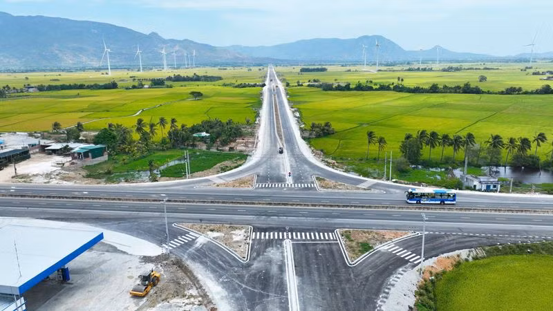 Điểm giao nhau giữa đường tỉnh lộ 702, huyện Ninh Hải với quốc lộ 1 tại lý trình Km1543+930, xã Bắc Phong, huyện Thuận Bắc thuộc dự án đường vành đai phía bắc tỉnh Ninh Thuận đã thông xe sau lễ khánh thành.