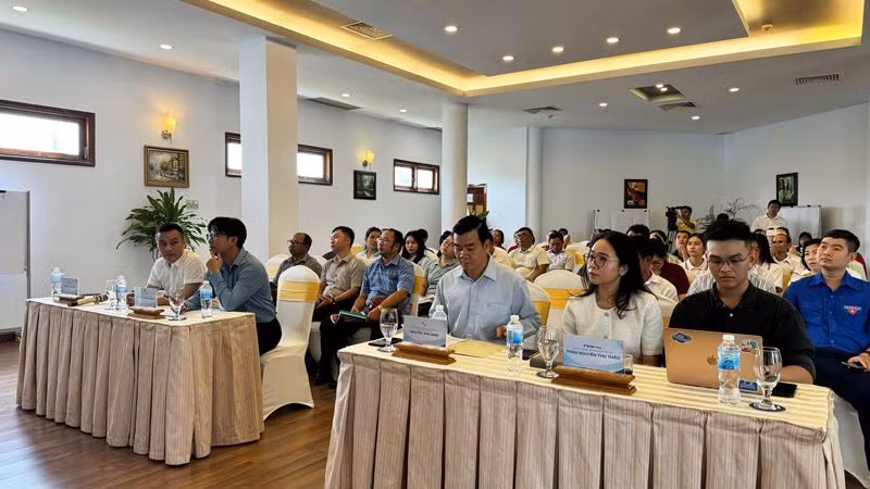 Hơn 100 chủ doanh nghiệp, giám đốc hợp tác xã tại tỉnh Ninh Thuận tham gia chương trình tập huấn. (Ảnh: NGUYỄN TRUNG)