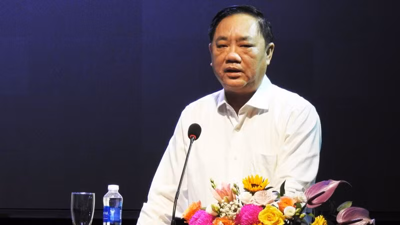 Giám đốc Ngân hàng Nhà nước, Chi nhánh tỉnh Ninh Thuận Chu Vân phản ánh những vướng mắc khi triển khai thanh toán không dùng tiền mặt tại các vùng nông thôn trong thời gian vừa qua (Ảnh: NGUYỄN TRUNG)