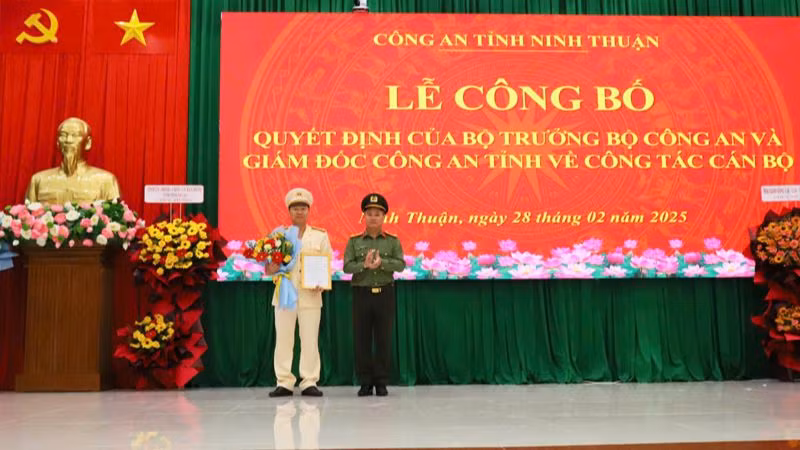 Thừa lệnh cấp trên, Đại tá Huỳnh Tấn Hạnh, Giám đốc Công an tỉnh Ninh Thuận trao quyết định của Bộ trưởng Bộ Công an về thăng cấp bậc hàm từ Thượng tá lên Đại tá cho đồng chí Lê Quang Dũng, Phó Giám đốc Công an tỉnh, biệt phái sang công tác tại Ban Nội chính Tỉnh ủy. (Ảnh: NGUYỄN TRUNG) Thừa lệnh cấp trên, Đại tá Huỳnh Tấn Hạnh, Giám đốc Công an tỉnh Ninh Thuận trao quyết định của Bộ trưởng Bộ Công an về thăng cấp bậc hàm từ Thượng tá lên Đại tá cho đồng chí Lê Quang Dũng, Phó Giám đốc Công an tỉnh, biệt phái sang công tác tại Ban Nội chính Tỉnh ủy. (Ảnh: NGUYỄN TRUNG)
