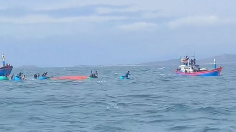 Ngư dân phối hợp Đồn Biên phòng Thanh Hải, huyện Ninh Hải (Ninh Thuận) kịp thời cứu các thuyền viên gặp nạn và đưa vào bờ an toàn. (Ảnh: Địa phương cung cấp)