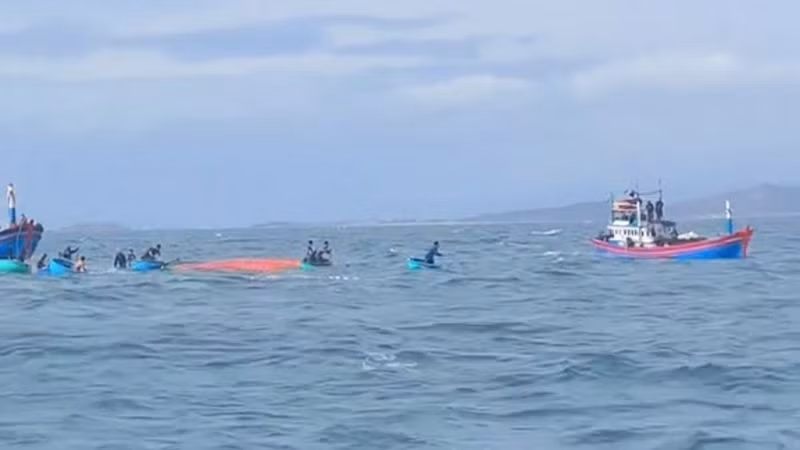 Ngư dân phối hợp Đồn Biên phòng Thanh Hải, huyện Ninh Hải (Ninh Thuận) kịp thời cứu các thuyền viên gặp nạn và đưa vào bờ an toàn. (Ảnh: Địa phương cung cấp)