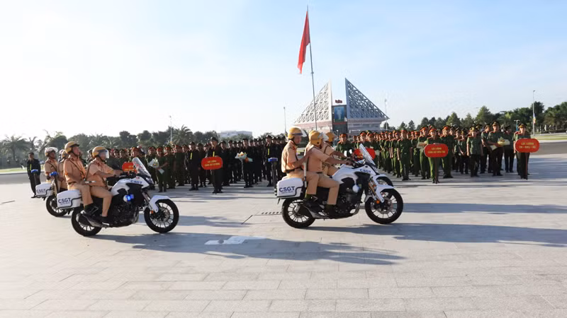 Các lực lượng Công an tỉnh Ninh Thuận tham gia buổi lễ ra quân.