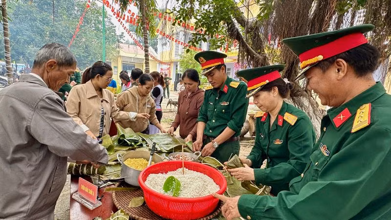 Cán bộ chiến sĩ Bộ Chỉ huy Quân sự tỉnh Ninh Thuận cùng tham gia Chương trình "Ngày hội bánh chưng xanh" với đồng bào dân tộc Raglai, xã Phước Chiến, huyện Thuận Bắc, tỉnh Ninh Thuận. (Ảnh: DANH TÀI)