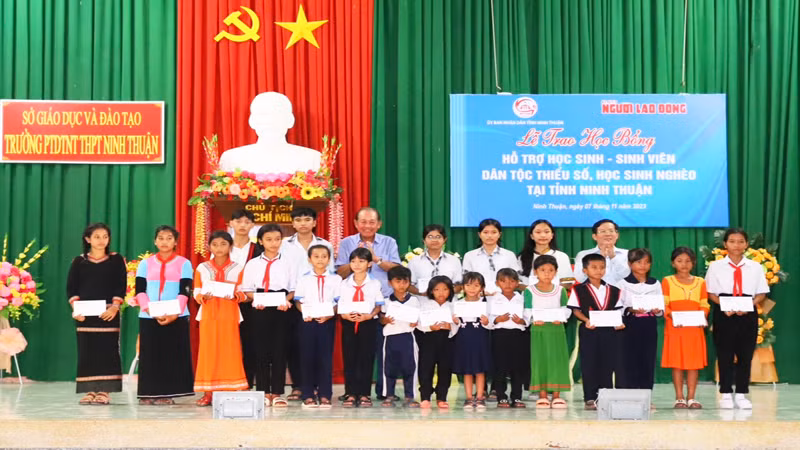 Ông Trương Hòa Bình, nguyên Ủy viên Bộ Chính trị, nguyên Phó Chủ tịch Thường trực Chính phủ, Chủ tịch danh dự chương trình “Tự hào cờ Tổ quốc” trao học bổng cho các em học sinh dân tộc thiểu số.