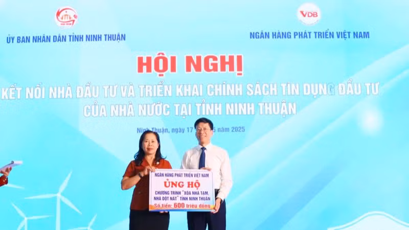 Ngân hàng Phát triển Việt Nam trao tặng số tiền 600 triệu đồng hỗ trợ chương trình “Xóa nhà tạm, nhà dột nát” tỉnh Ninh Thuận.