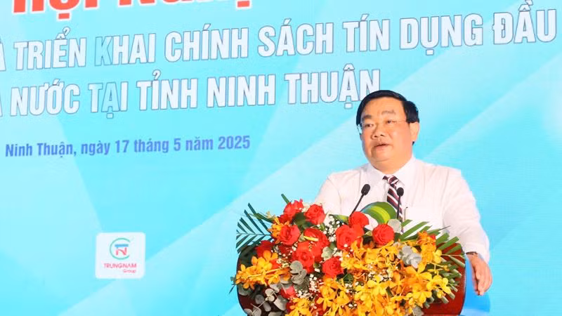 Phó Chủ tịch Ủy ban nhân dân tỉnh Ninh Thuận Trịnh Minh Hoàng phát biểu tại hội nghị.