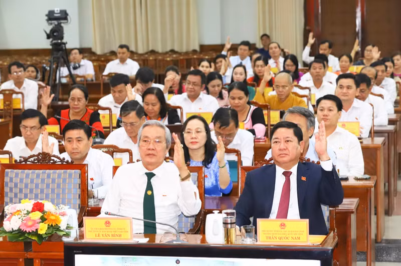Các đại biểu biểu quyết thông qua 17 nghị quyết quan trọng góp phần thúc đẩy phát triển kinh tế - xã hội để thực hiện đạt mục tiêu đề ra của năm 2024.