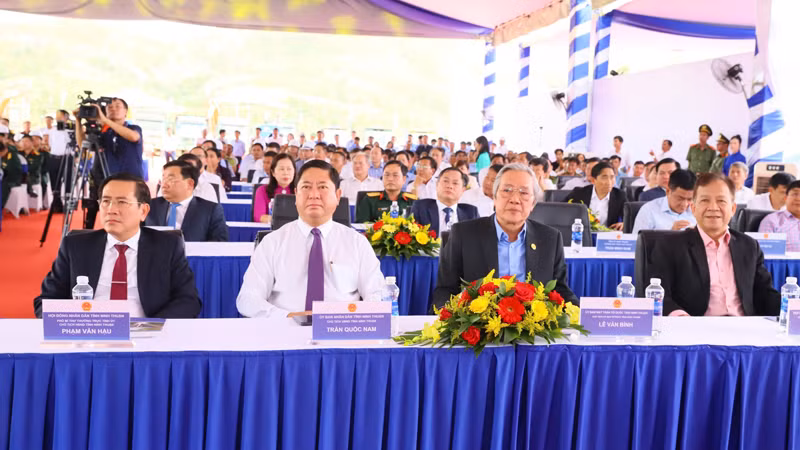 Lãnh đạo tỉnh Ninh Thuận cùng đại diện các bộ, ngành Trung ương dự buổi lễ. (Ảnh: NGUYỄN TRUNG) Lãnh đạo tỉnh Ninh Thuận cùng đại diện các bộ, ngành Trung ương dự buổi lễ. (Ảnh: NGUYỄN TRUNG)