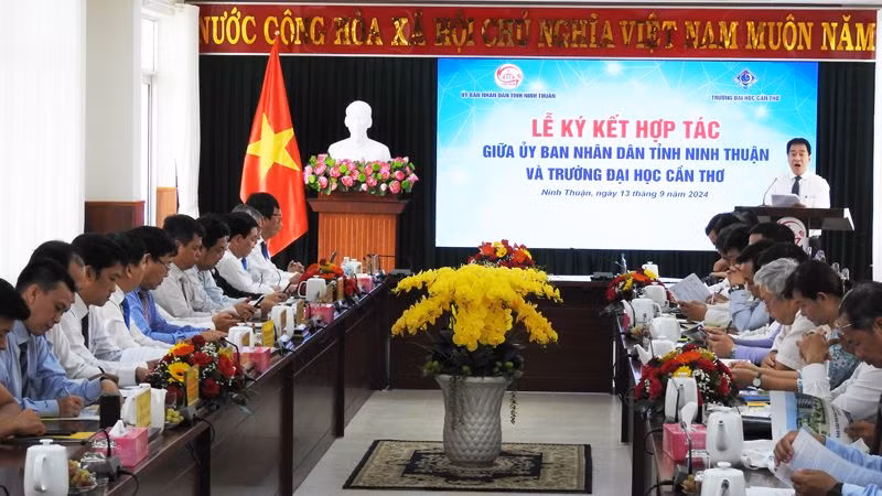 Quang cảnh buổi Lễ ký kết hợp tác giữa Ủy ban nhân dân tỉnh Ninh Thuận và Trường đại học Cần Thơ. (Ảnh: NGUYỄN TRUNG)