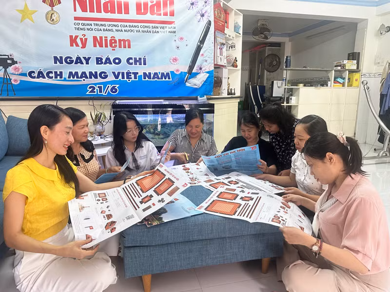 Giáo viên và học sinh các trường học tại Ninh Thuận đọc hướng dẫn cách cắt ghép tranh "Cột cờ Hà Nội". (Ảnh: NGUYỄN TRUNG)
