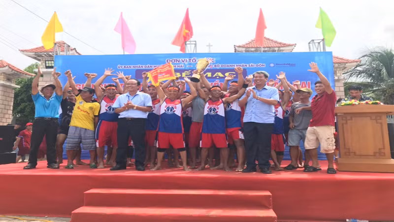 Ban Tổ chức trao giải Nhất, Nhì và Ba cho các đội đoạt giải.