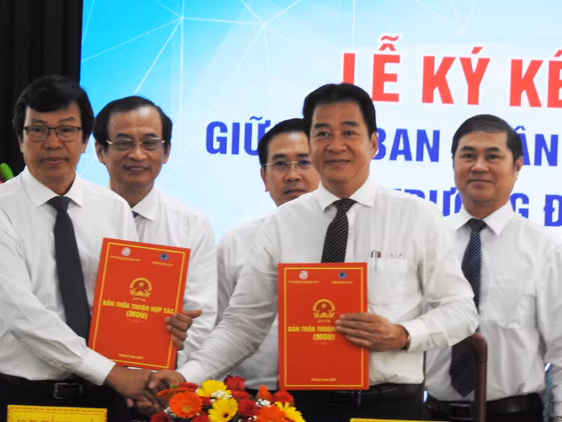 Hai bên đã hoàn thành việc ký kết thỏa thuận hợp tác. (Ảnh: NGUYỄN TRUNG)