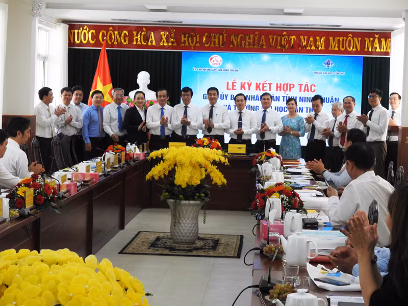 Lãnh đạo tỉnh Ninh Thuận và Trường đại học Cần Thơ chụp ảnh lưu niệm tại lễ ký kết hợp tác. (Ảnh NGUYỄN TRUNG)