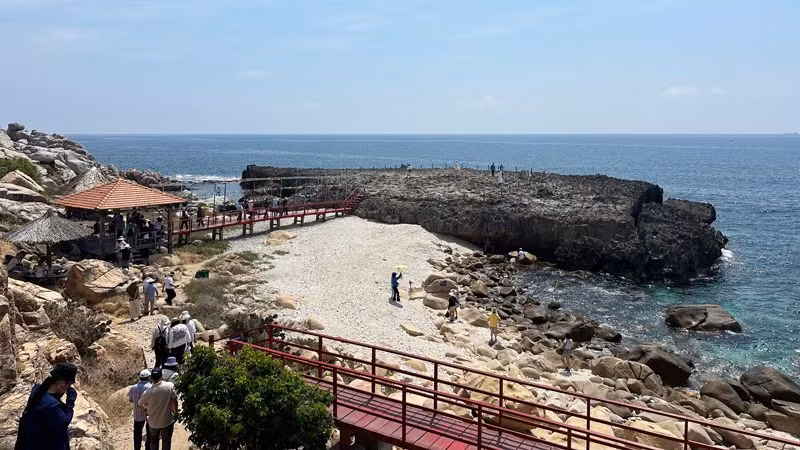 Khu vực Hang Rái, Vườn Quốc gia núi Chúa, xã Vĩnh Hải, huyện Ninh Hải (Ninh Thuận) có bãi san hô triệu năm tuổi, thu hút đông du khách trong nước và quốc tế đến tham quan, tìm hiểu (Ảnh: NGUYỄN TRUNG)