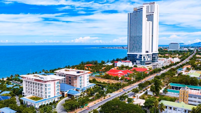 Đầu tư phát triển đô thị và du lịch ven biển với nhiều tiện ích và môi trường trong lành đang tạo nên sự khác biệt để thành phố Phan Rang - Tháp Chàm từng bước trở thành đô thị thông minh (Ảnh: NGUYỄN TRUNG)