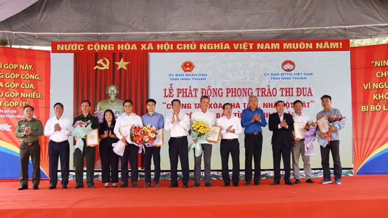 Các đồng chí lãnh đạo tỉnh Ninh Thuận tặng hoa và trao bảng ghi nhận tấm lòng vàng cho các tổ chức, doanh nghiệp, đơn vị ủng hộ phong trào tại buổi lễ. (Ảnh: NGUYỄN TRUNG)