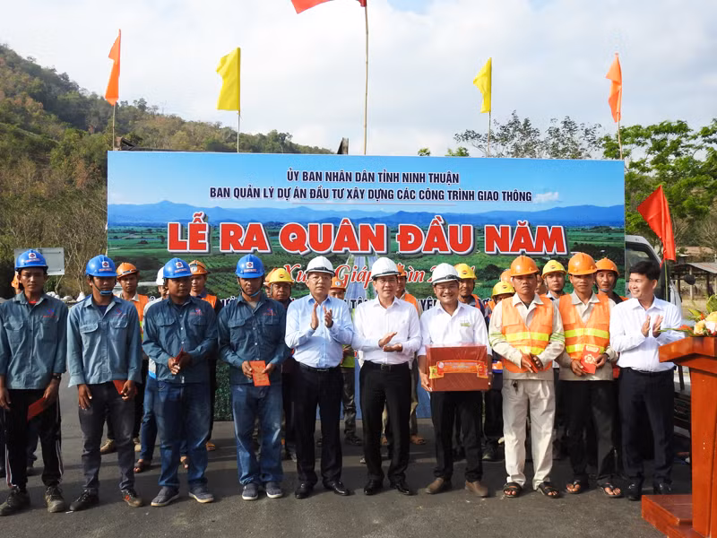 Lãnh đạo Tỉnh ủy, Hội đồng nhân dân và Ủy ban nhân dân tỉnh Ninh Thuận tặng quà đầu năm 2024 và động viên các đơn vị thi công nỗ lực hoàn thành dự án đúng kế hoạch.
