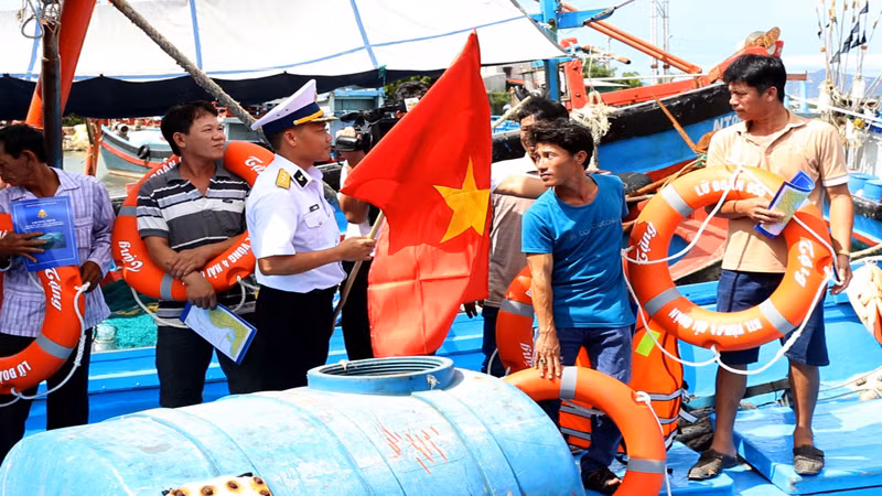 Hướng dẫn ngư dân kỹ thuật sử dụng phao cứu sinh trên biển.