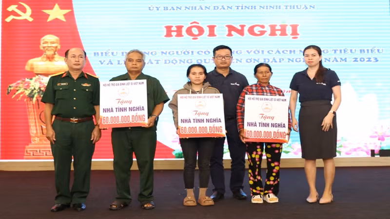 Các tổ chức trao tặng biển hỗ trợ Nhà tình nghĩa cho các hộ gia đình người có công với cách mạng tiêu biểu.