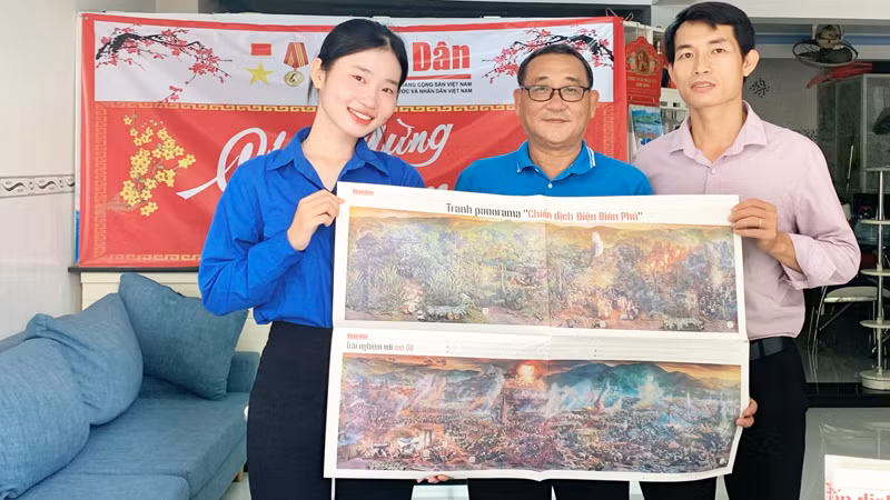 Thầy giáo Lê Xuân Đài, Bí thư Đoàn trường THPT Lê Duẫn, thôn Nha Hố, xã Nhơn Sơn, huyện Ninh Sơn cùng học sinh vượt hơn 50km đi đến Văn phòng đại diện Báo Nhân Dân tại Ninh Thuận để nhận phụ san tranh panorama “Chiến dịch Điện Biên Phủ”.