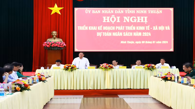 Chủ tịch Ủy ban nhân dân tỉnh Ninh Thuận Trần Quốc Nam phát biểu chủ trì Hội nghị.