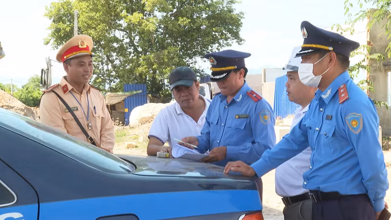 Lực lượng kiểm tra liên ngành thực hiện công tác kiểm tra gắn với tuyên truyền và cho các lái xe ký cam kết chấp hành đúng các quy định của pháp luật về quá khổ, quá tải, điều kiện an toàn của phương tiện, bốc xếp hàng hóa lên xe ô-tô